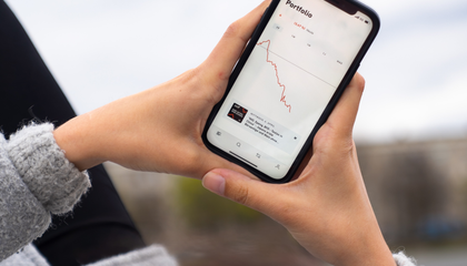 A portfolio overview at Trade Republic, with short-term losses. | © Unsplash / Mika Baumeister