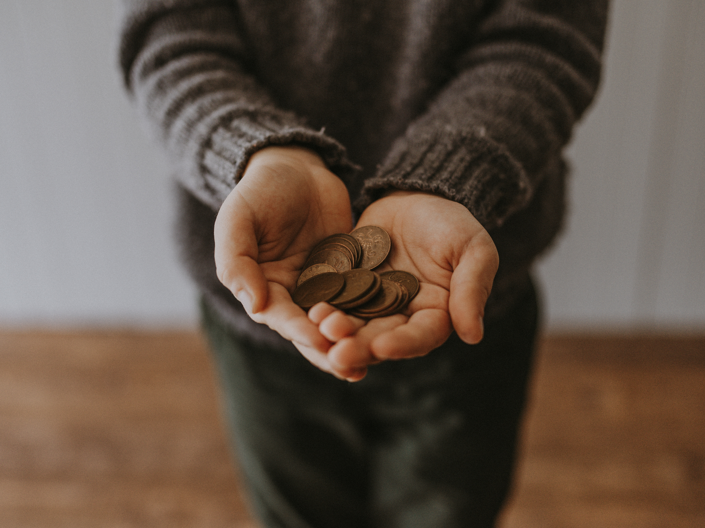Child holding pocket money change | © Unsplash / Annie Spratt