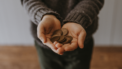 Child holding pocket money change | © Unsplash / Annie Spratt
