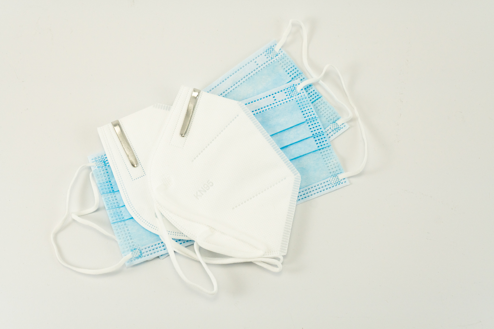 Some medical and KN95 facemasks laying around. | © Unsplash / Dennis Rochel