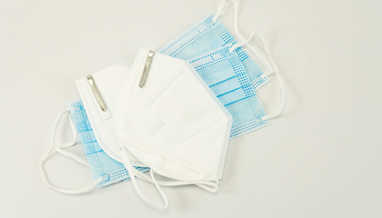 Some medical and KN95 facemasks laying around. | © Unsplash / Dennis Rochel