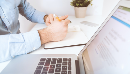 Businessman working and writing notes in office | © Unsplash / JESHOOTS.COM