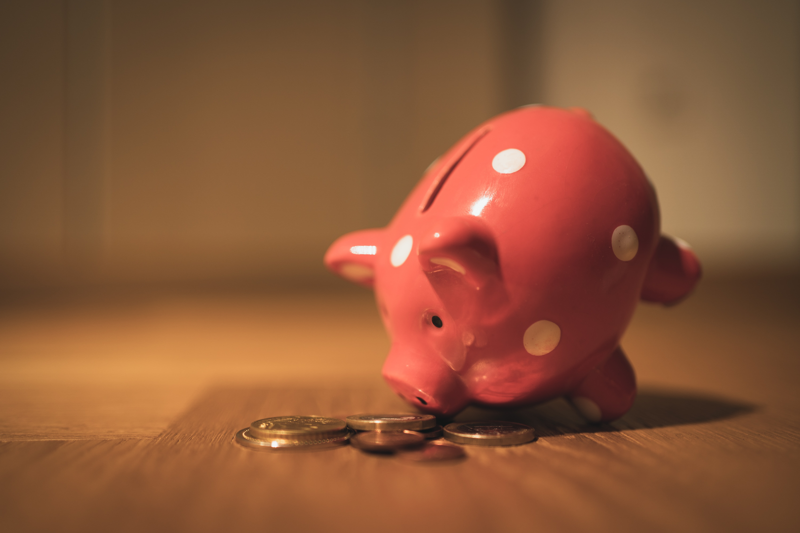 Piggy bank eating coins | © Unsplash / Andre Taissin