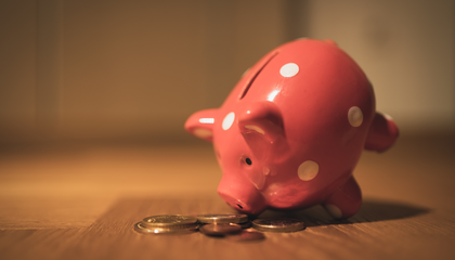 Piggy bank eating coins | © Unsplash / Andre Taissin