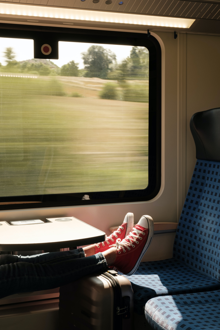 Passenger in red sneakers travels on a train. Commissioned by Allianz pro Schiene (allianz-pro-schiene.de). | © Unsplash / Alexander Bagno