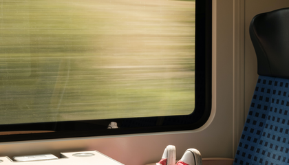 Passenger in red sneakers travels on a train. Commissioned by Allianz pro Schiene (allianz-pro-schiene.de). | © Unsplash / Alexander Bagno