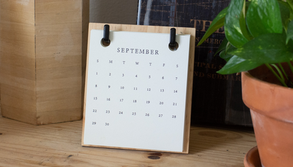 Dresser top with mini calendar of September and potted plant | © Unsplash / Blessing Ri