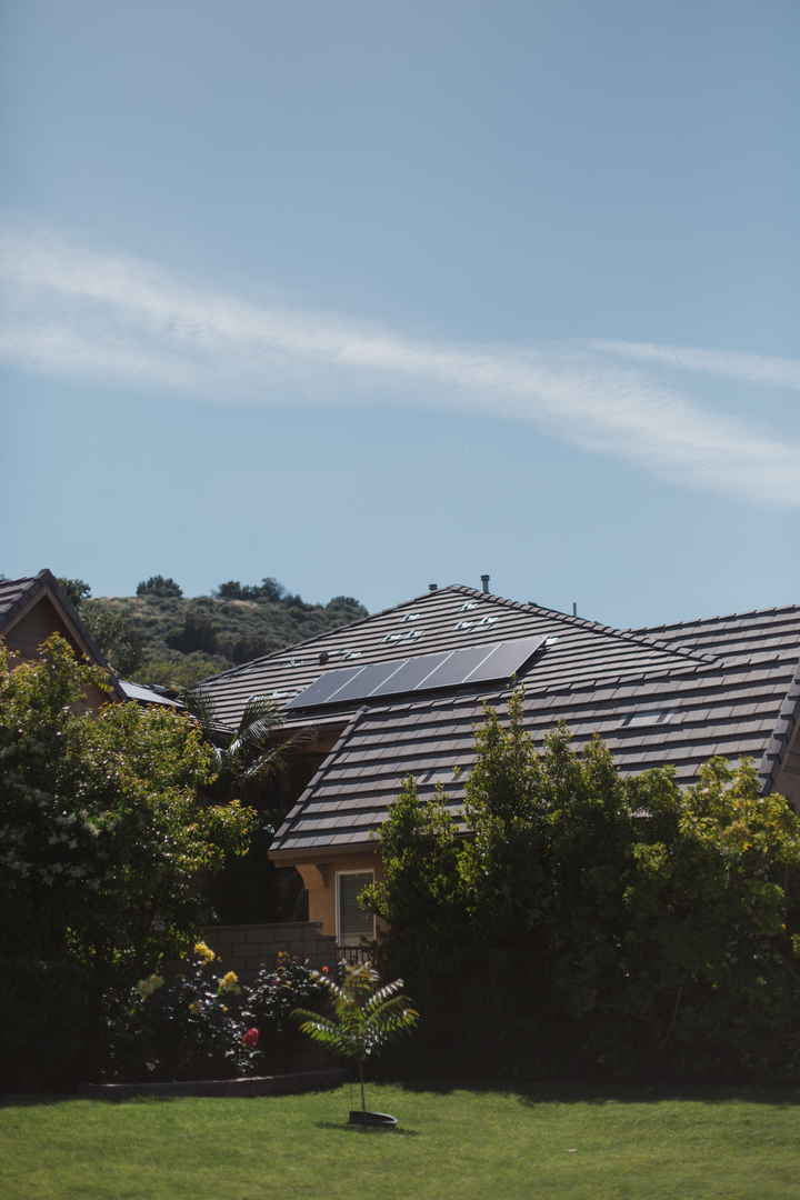 Vivint Solar - Solar Panels on home with bushes in backyard.  | © Unsplash / Vivint Solar
