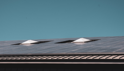 Solar panels on building roof. | © Unsplash / Parsoa Khorsand