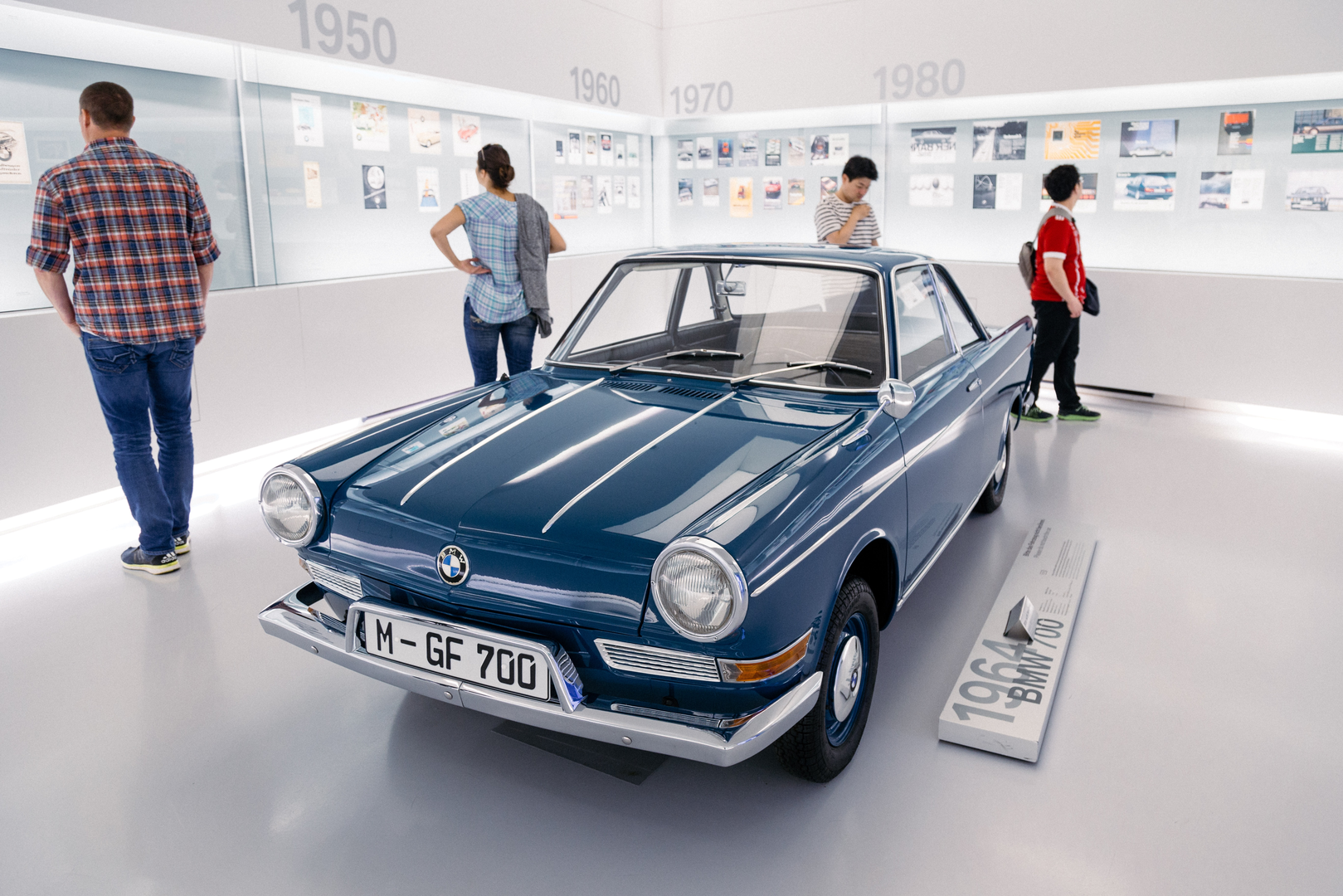 Retro BMW Room | © Unsplash / Alex Suprun