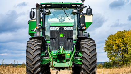 john deere tractor in a field | © Unsplash / chris robert