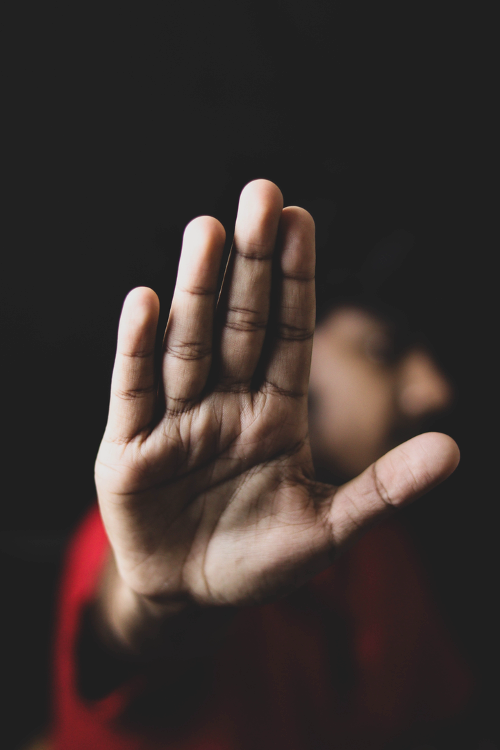 Man hand showing STOP violence and abusing against women. | © Unsplash / Saif71.com