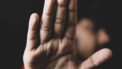 Man hand showing STOP violence and abusing against women. | © Unsplash / Saif71.com