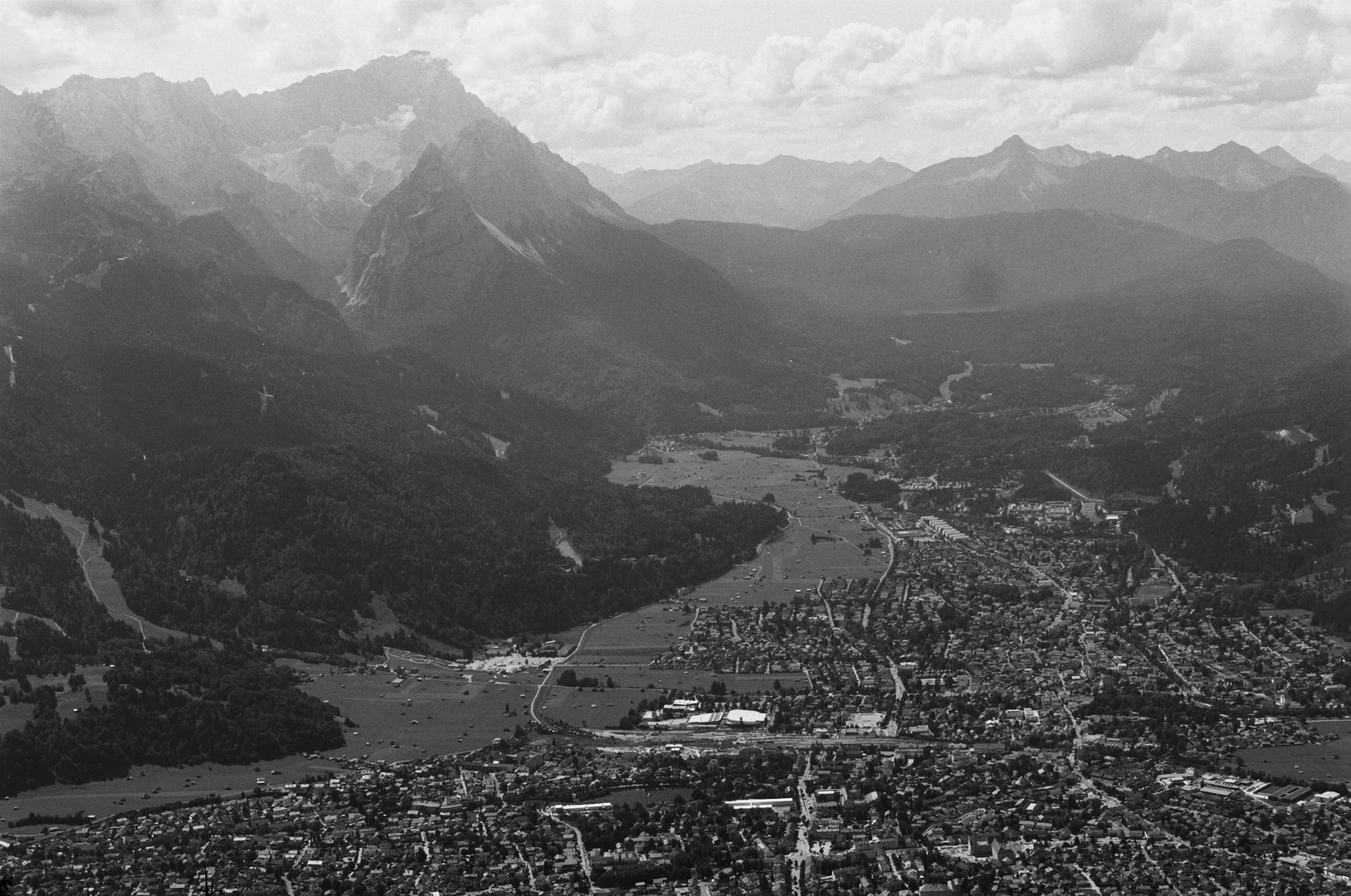 Made with Leica R7 (Year: 1994) and Leica Summilux-R 1.4 / 50mm (Year: 1983). Analog scan via meinfilmlab.de: Fuji Frontier SP-3000. Film reel: Ilford Delta 100 BW | © Unsplash / Markus Spiske