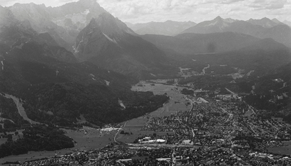 Made with Leica R7 (Year: 1994) and Leica Summilux-R 1.4 / 50mm (Year: 1983). Analog scan via meinfilmlab.de: Fuji Frontier SP-3000. Film reel: Ilford Delta 100 BW | © Unsplash / Markus Spiske