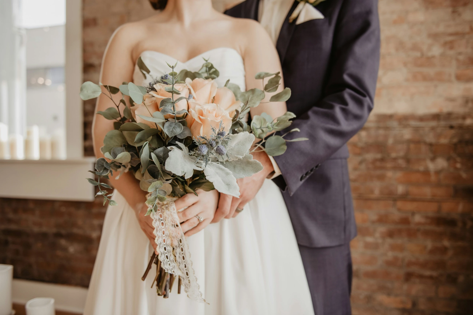 Bride and Groom (Without Faces) | © Unsplash / Olivia Bauso