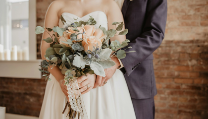 Bride and Groom (Without Faces) | © Unsplash / Olivia Bauso