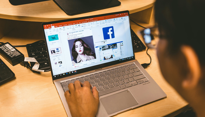 Jokingly asked a friend “hey put your hand on the keyboard, make it look like you’re working so I can take a stock photo”. And he did. | © Unsplash / Nghia Nguyen