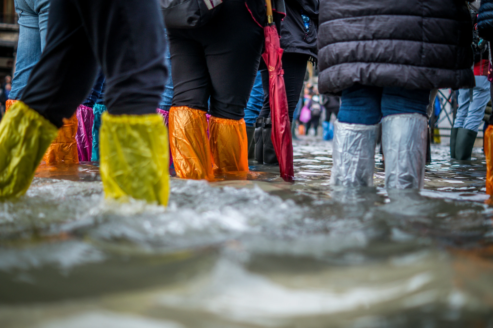 Tourists try to stay dry in a flooded St Mark’s Sq, venice | © Unsplash / Jonathan Ford