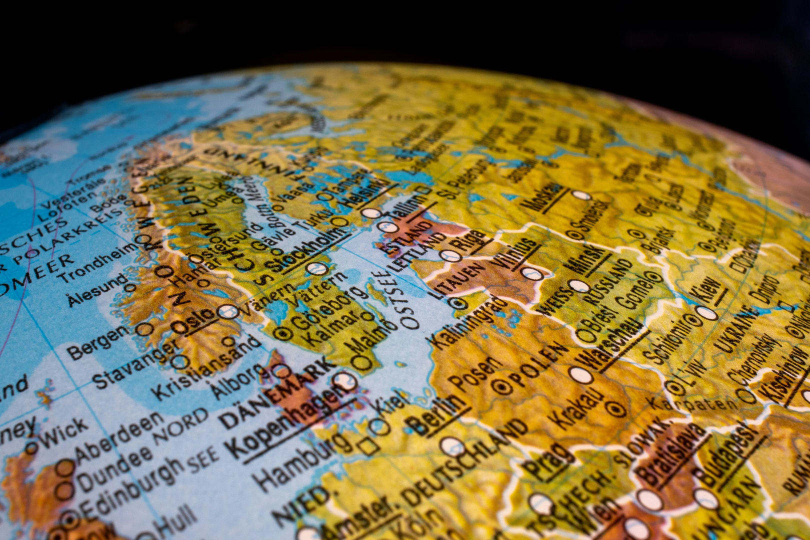 Picture of a (German) globe showing the Baltic Sea Region. | © Unsplash / Jan Reinicke