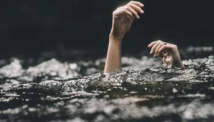 Reaching For You | © Unsplash / Blake Cheek