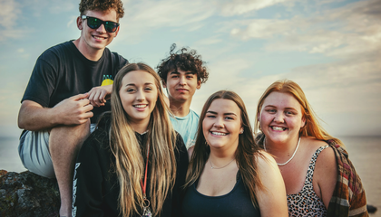 Friends at the beach | Follow on Instagram: @timmossholder | © Unsplash / Tim Mossholder