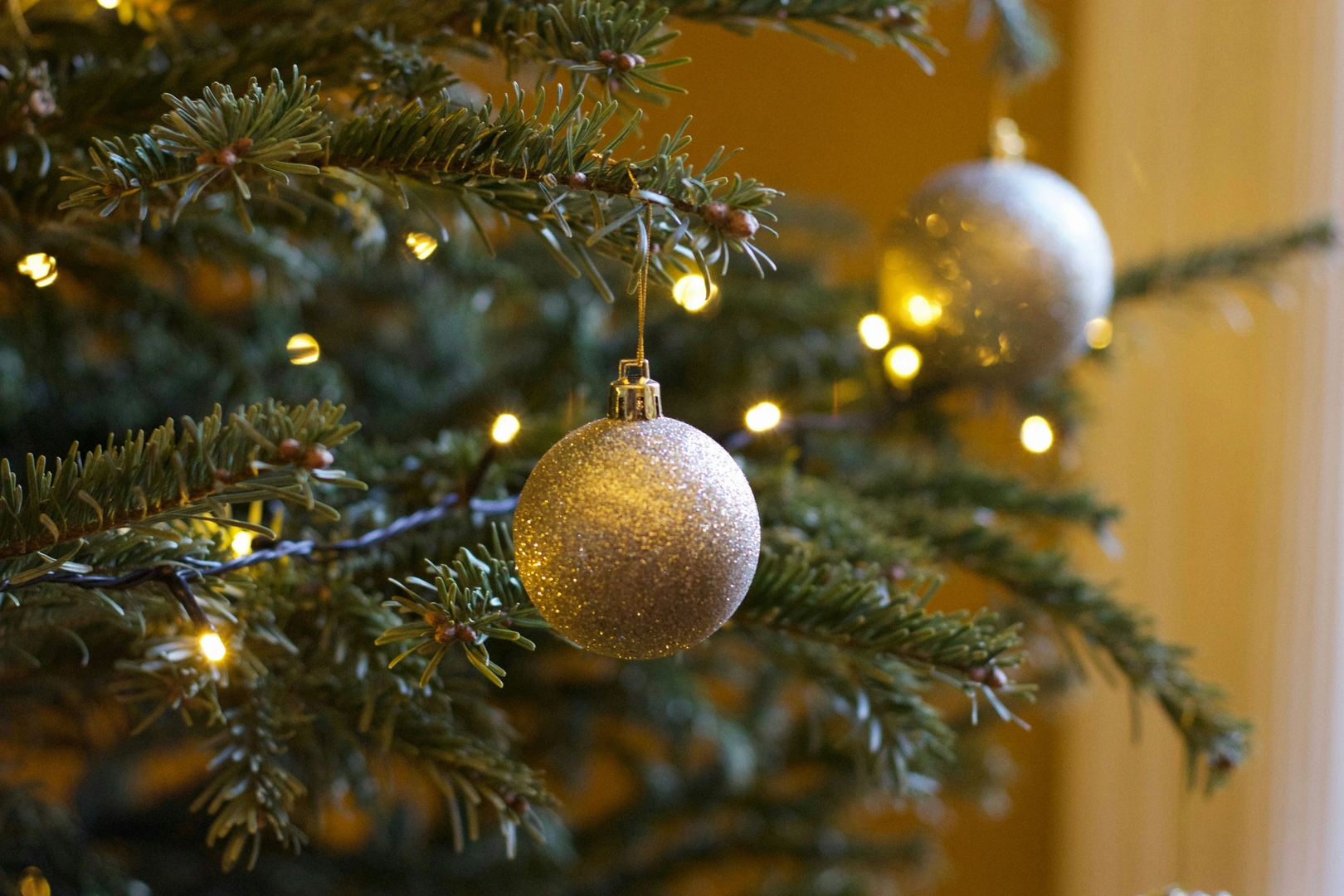Christmas Tree Bauble | © Unsplash / Gaby Dyson